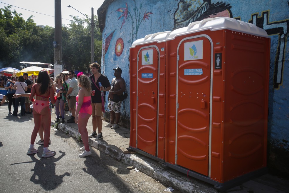Foliões se divertem com o desfile do bloco Saia de Chita, na Zona Oeste de SP, nesta quinta (21) — Foto: Felipe Rau/ Estadão Conteúdo