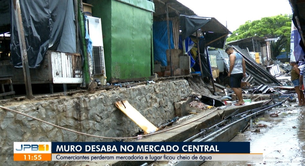 Chuvas provocou desabamento de muro no mercado central de Jo&atilde;o Pessoa &mdash; Foto: Reprodu&ccedil;&atilde;o/TV Cabo Branco