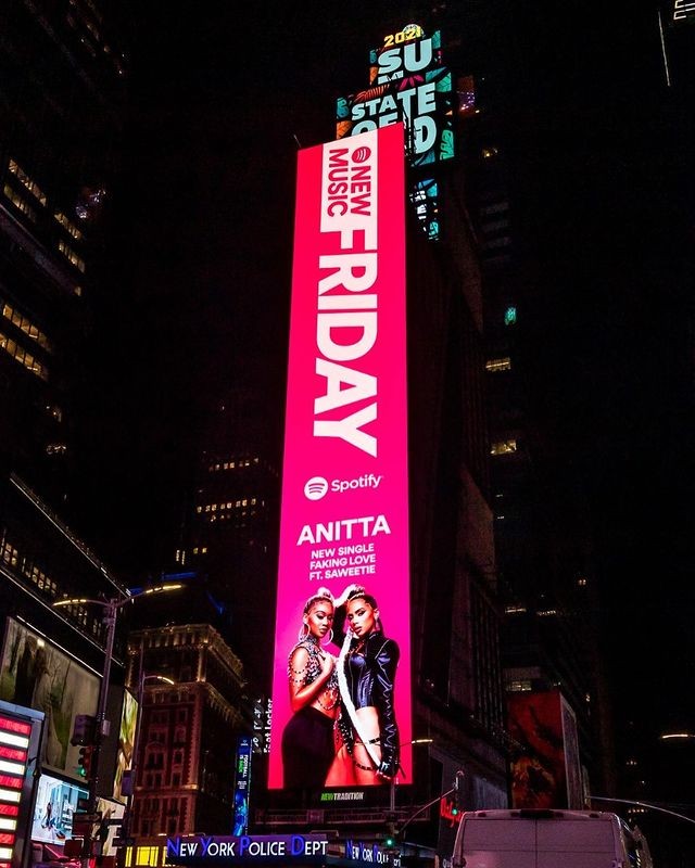 Anitta e Saweetie na Times Square (Foto: Reprodução/Instagram)