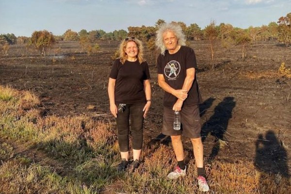 O músico Brian May com a esposa no terreno de sua casa atingido por um incêndio (Foto: Instagram)