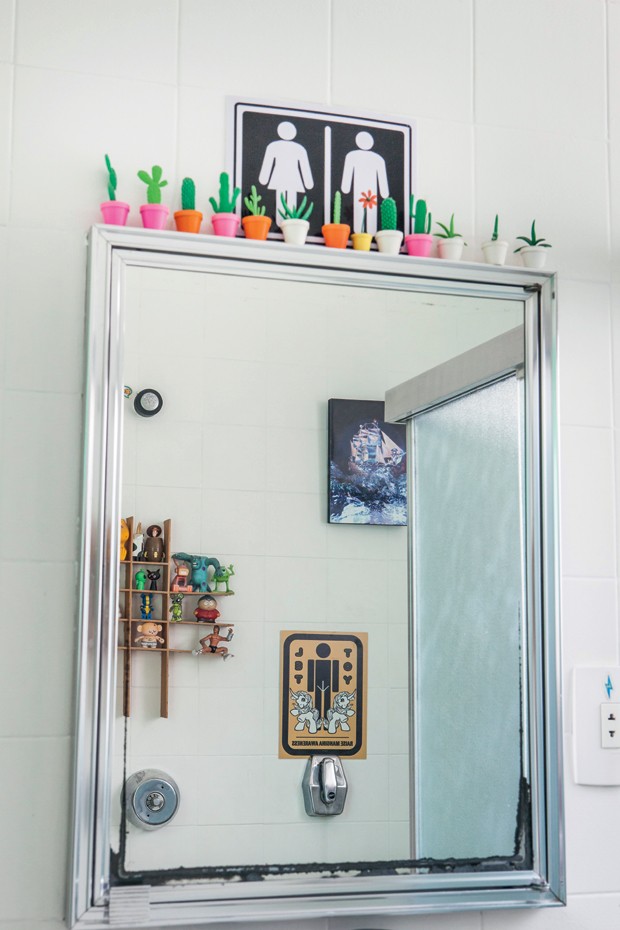 A casa tem cara de felicidade, que se revela até mesmo no espelho simples do banheiro.  (Foto: Lufe Gomes/Life by Lufe)