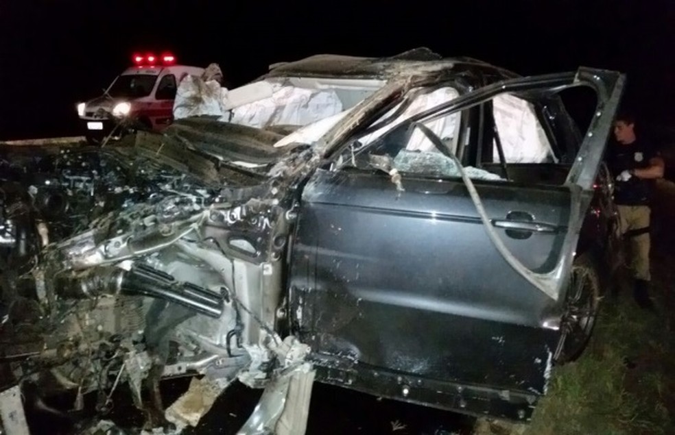 Carro do sernatejo ficou destruído após o capotamento na BR-153, entre Goiatuba e Morrinhos, em Goiás — Foto: Divulgação/PRF