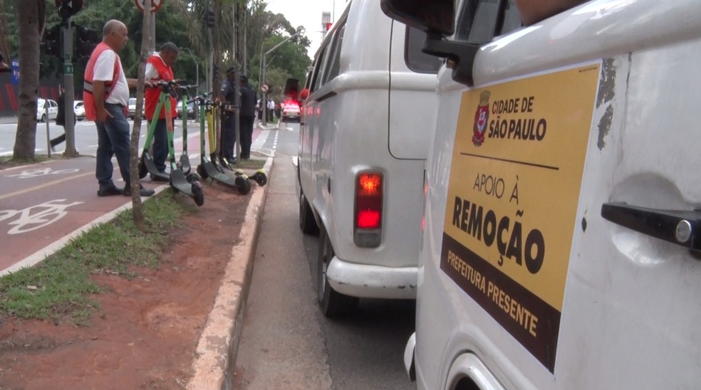 Fiscais apreendem patinetes elétricos na ciclovia da Faria Lima — Foto: Marcel Lopes/TV Globo