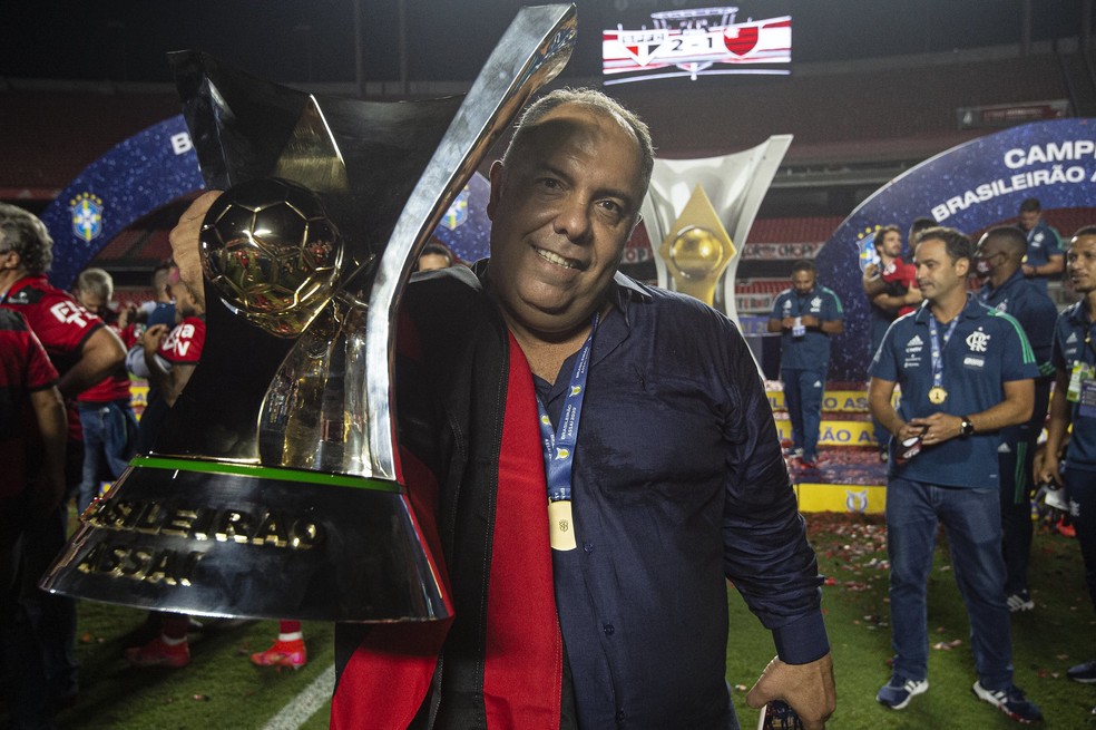 Marcos Braz com taça do Campeonato Brasileiro — Foto: Alexandre Vidal/Flamengo