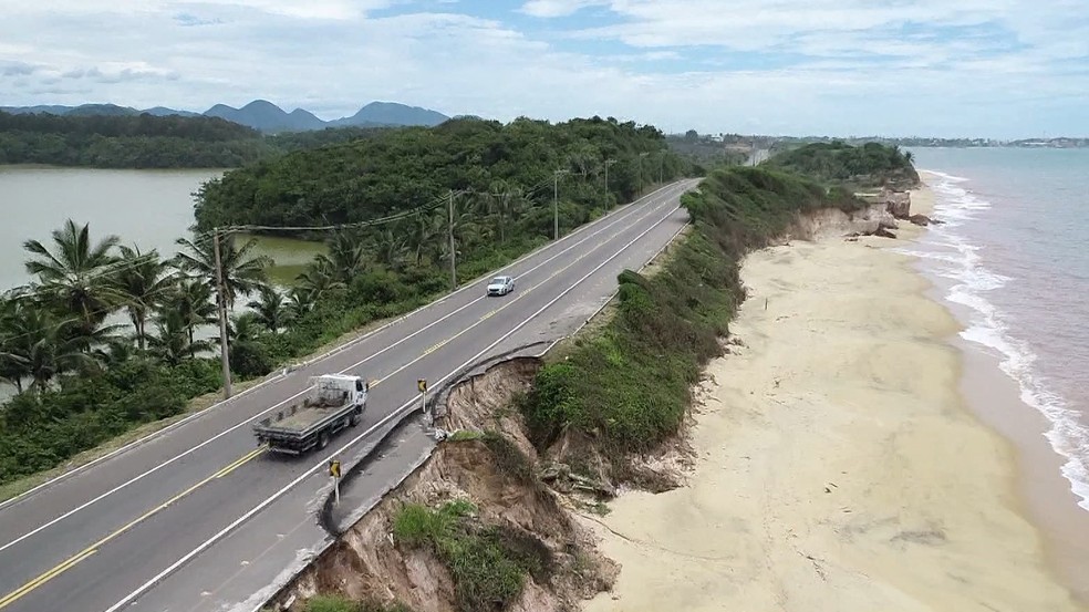 Erosão no asfalto próximo da praia de Meaípe, em Guarapari — Foto: Reprodução/TV Gazeta