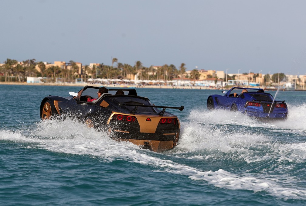 'Carro' não afunda porque é uma lancha, como mostra em percurso feito no mar de Alexandria, no Egito — Foto: Mohamed Abd El Ghany/Reuters