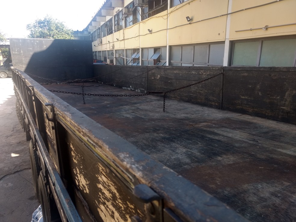 Drogas e armas estavam escondidas em fundo falso de caminhão, segundo Polícia Civil  — Foto: Roberta Oliveira/G1