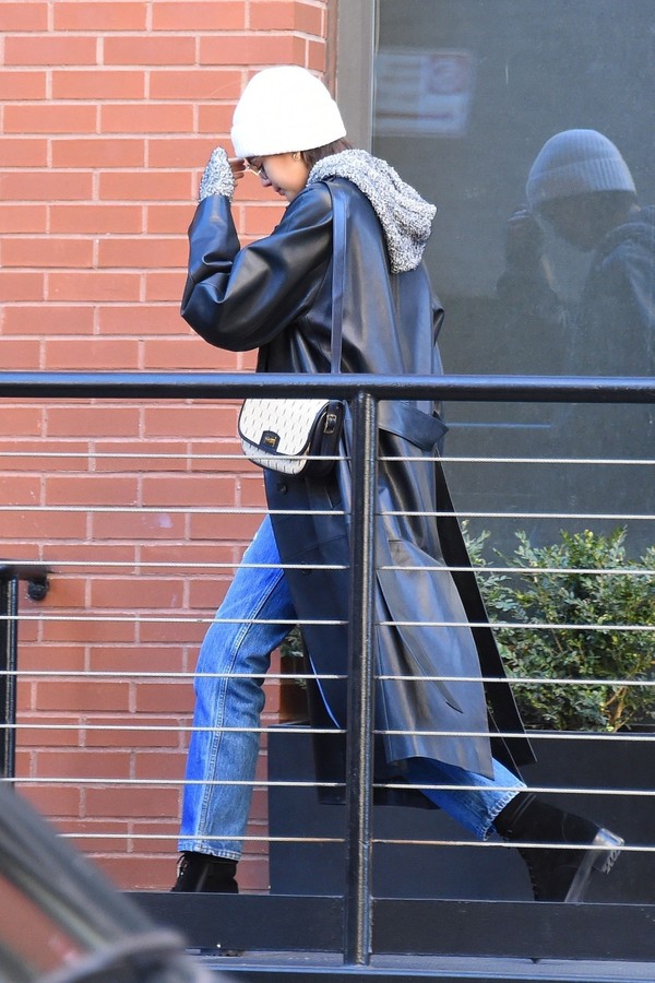 New York, NY  - Model Kaia Gerber hits up Tribeca wearing a large leather trench coat paired with denim and a heather grey teddy hoodie.Pictured: Kaia GerberBACKGRID USA 17 JANUARY 2020 USA: +1 310 798 9111 / usasales@backgrid.comUK: +44 2 (Foto: JosiahW / BACKGRID)