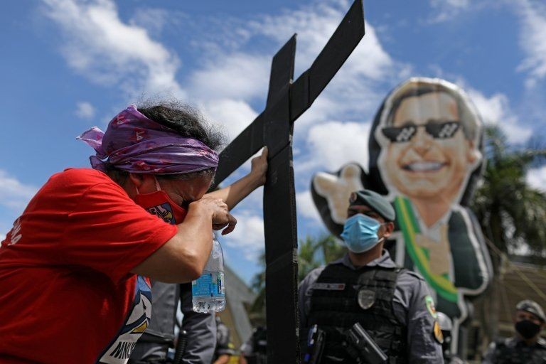 Protesto em Manaus contra atuação de Bolsonaro na pandemia - crise no Amazonas será investigada na CPI (Foto: REUTERS/BRUNO KELLY)