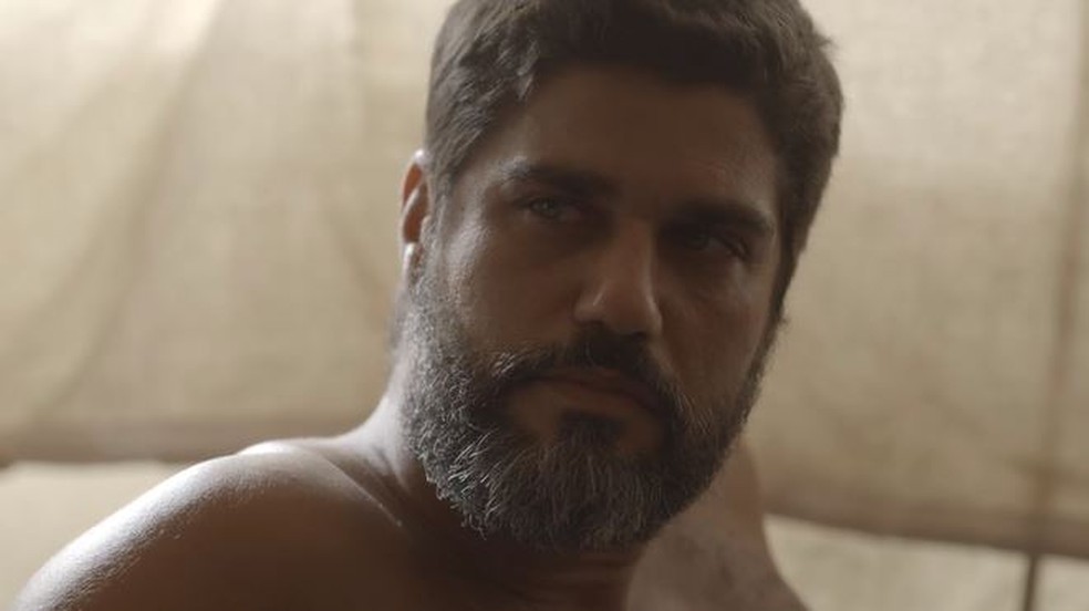 Hussein (Bruno Cabrerizo) promete vingança — Foto: TV GLOBO