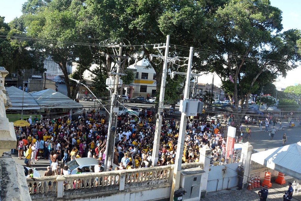 Professores de Feira de Santana deixam sede da prefeitura após liminar da Justiça — Foto: Izinaldo Barreto