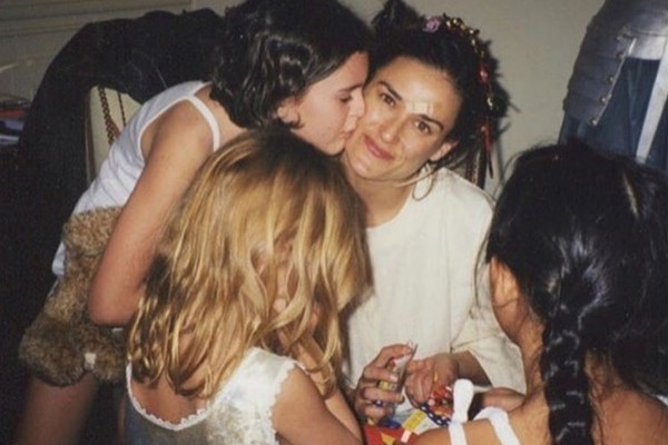 Demi Moore com as três filhas em foto antiga (Foto: Instagram)