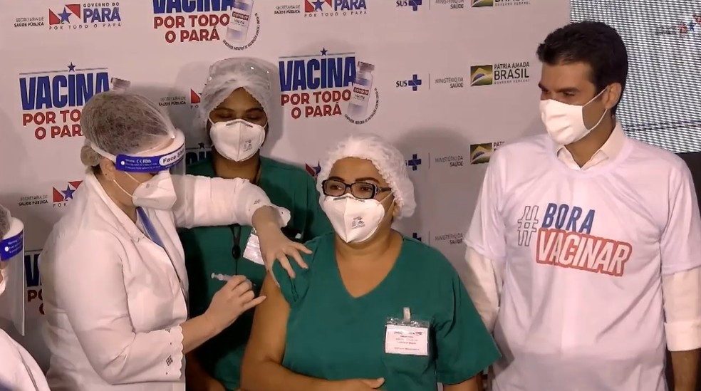 e Marielza da Silva Monteiro , 57 anos foi a segunda a receber a vacina — Foto: Reprodução/Youtube