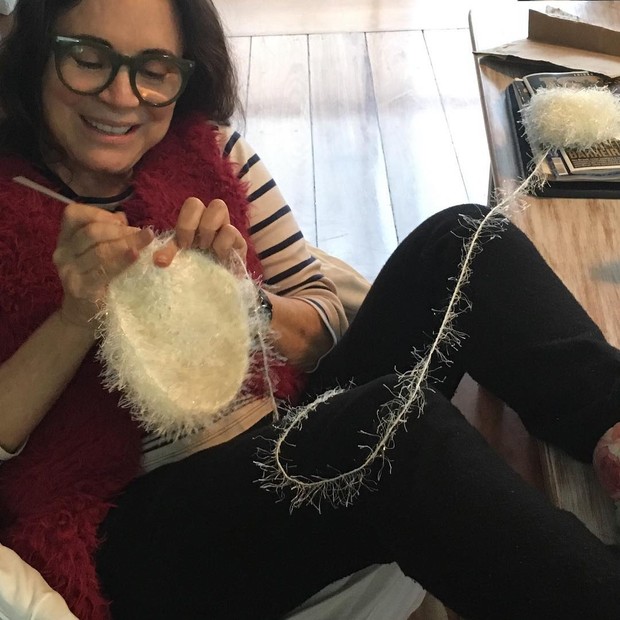 Regina Duarte posta foto fazendo crochê para a neta mais velha (Foto: Reprodução/Instagram) Regina Duarte posta foto fazendo crochê para a neta mais velha (Foto: Reprodução/Instagram)