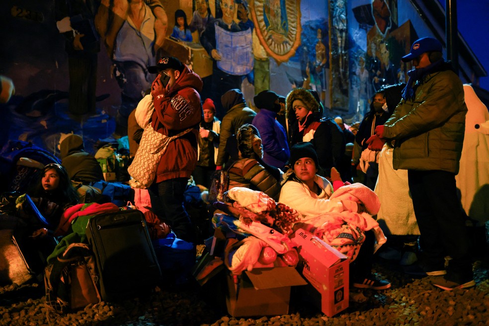 Migrantes, principalmente da Venezuela, uma noite de baixas temperaturas, em El Paso, em 23 de dezembro — Foto: Reuters