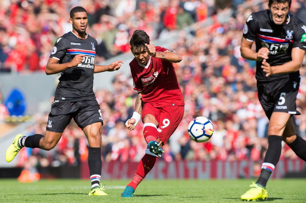 Roberto Firmino arrisca o chute durante Liverpool x Palace (Foto: EFE)
