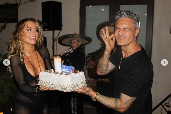 A cantora Rita Ora na festa de aniversário do namorado, o cineasta Taika Waititi (Foto: Instagram)