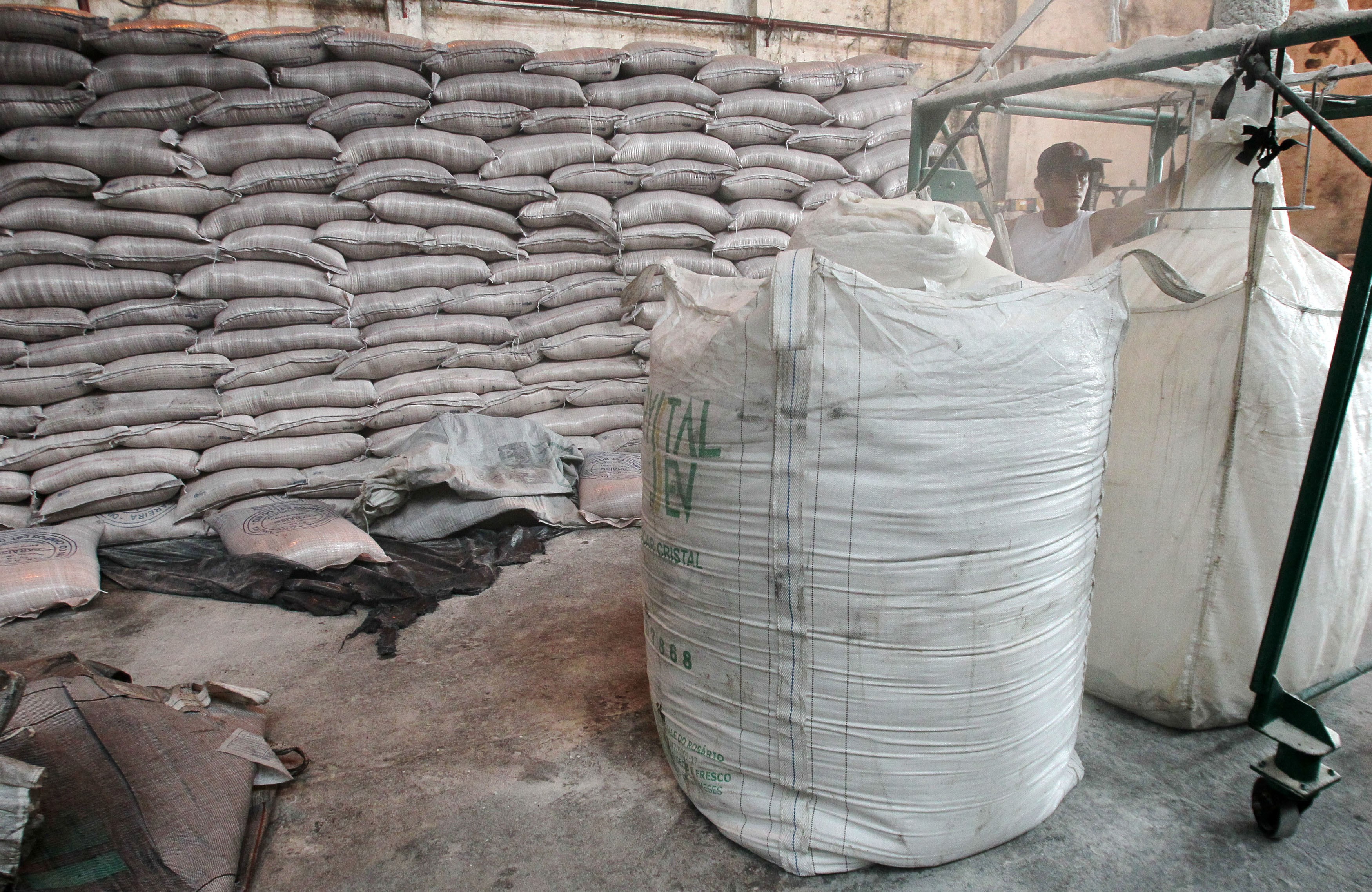 Sacas de açúcar em unidade de processamento em Campos dos Goytacazes (RJ)  (Foto: REUTERS/Sergio Moraes)