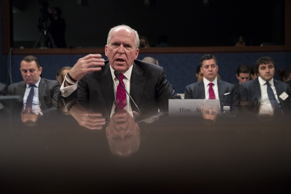 O ex-diretor da CIA John Brennan fala diante do Comitê de Inteligência do Senado (Foto: DREW ANGERER / GETTY IMAGES NORTH AMERICA / AFP)