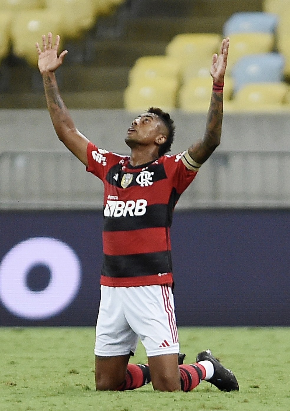 Bruno Henrique se emociona ap&oacute;s voltar de les&atilde;o &mdash; Foto: Andr&eacute; Dur&atilde;o