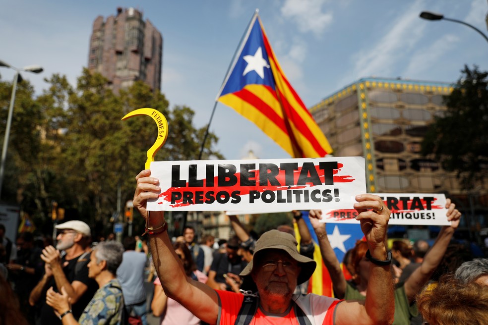 Protestos na Catalunha pedem libertação de presos políticos — Foto: Reuters