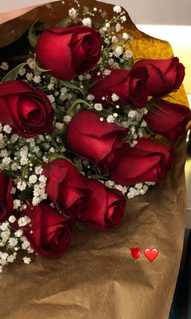 Buquê de rosas recebido por Flávia Pavanelli (Foto: Reprodução/Instagram)