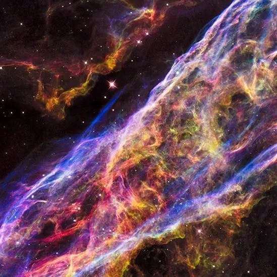 Restos da Nebulosa do Véu que explodiu cerca de 8 mil anos atrás (Foto: NASA E STSCI via BBC)
