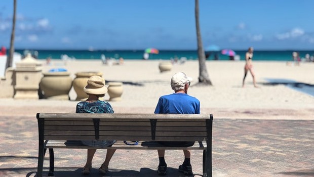 aposentado - aposentadoria - idosos - praia - férias (Foto: Pexels)
