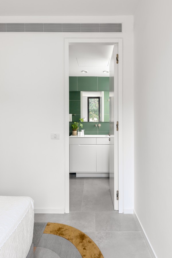 Cozinha verde e décor minimalista em 100 m² (Foto: FOTOS TAL NISIM)