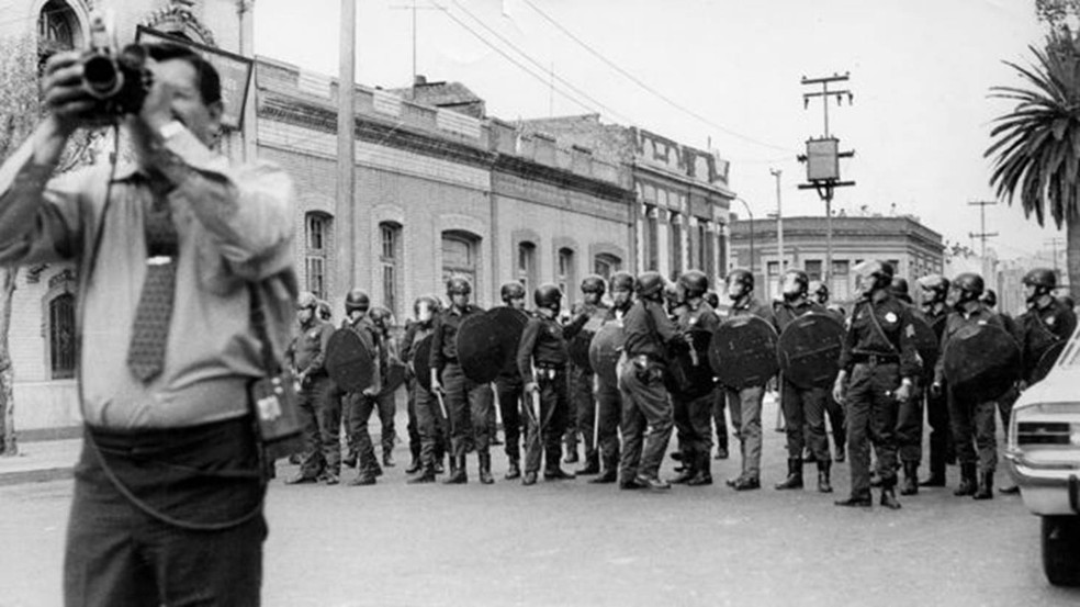 A polícia e o Exército não tentaram dissuadir ativamente o protesto, mas bloquearam as ruas — Foto: PACO IGNACIO TAIBO II/LA JORNADA