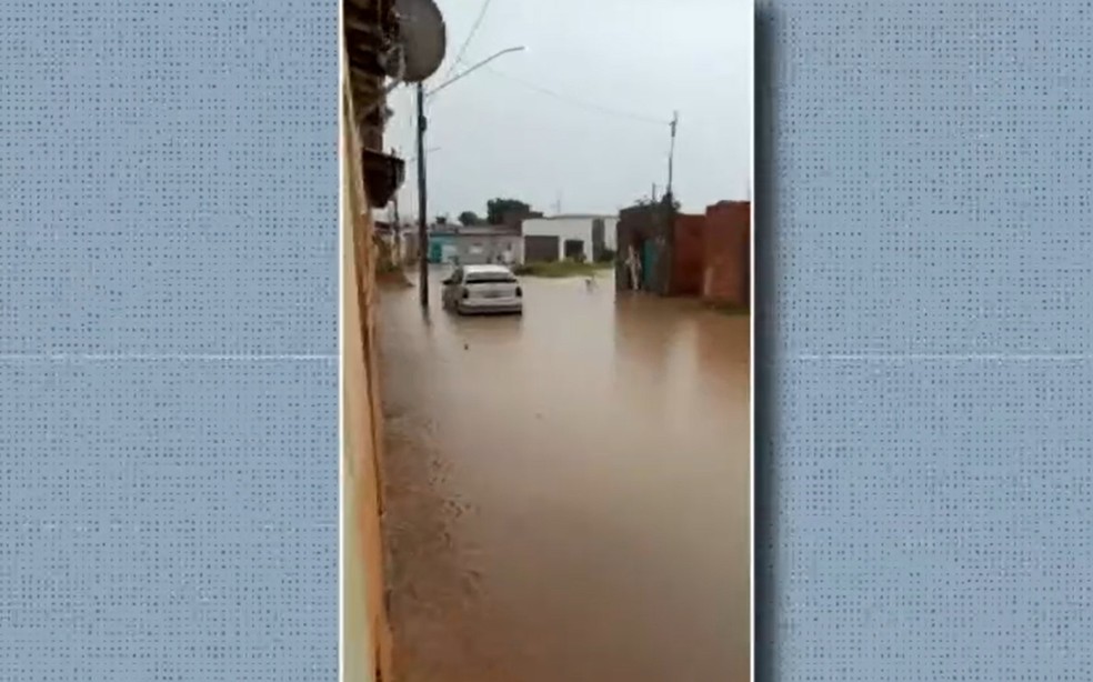 Ruas ficaram alagadas e imóveis foram inundados durante temporal no fim de semana em João Dourado — Foto: Reprodução/TV São Francisco