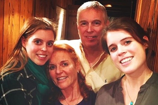 O Príncipe Andrew na companhia da ex-esposa, Sarah Ferguson, e de suas duas filhas, as princesas Beatrice e Eugenie (Foto: Instagram)