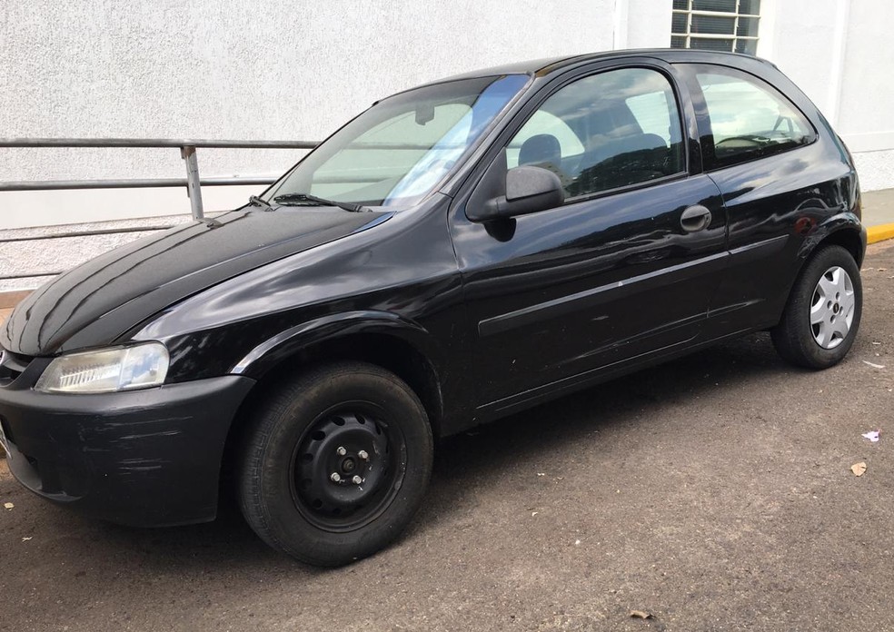 Adolescente jogou o revólver pela janela do carro em Presidente Prudente — Foto: Wellington Roberto/G1