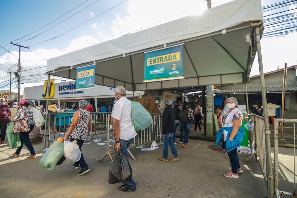 Estrutura foi montada para controlar a entrada e saída de compradores na Feira da Sulanca, em Caruaru — Foto: Janaína Pepeu/Prefeitura de Caruaru