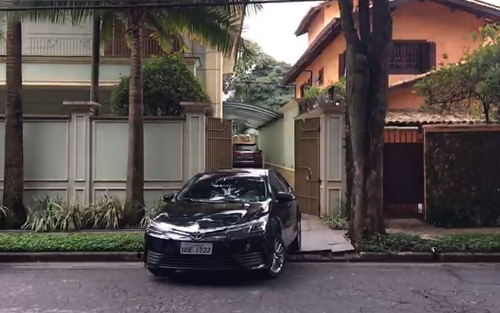 Carro deixa a casa do ex-presidente Michel Temer, em São Paulo — Foto: Gessyca Rocha/G1