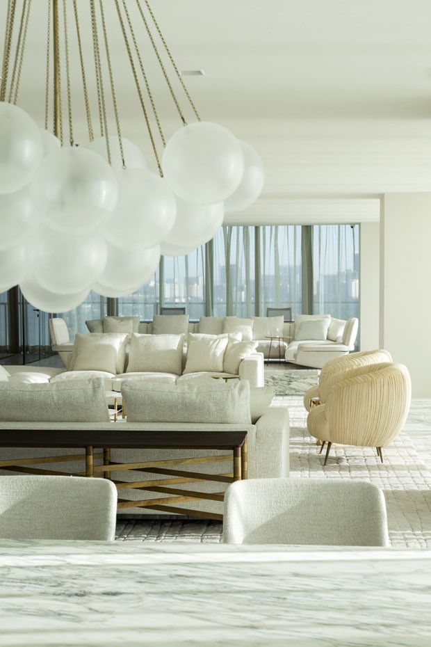 Branco predomina com sofisticação no apartamento de 500 m² (Foto: Fran Parente/Divulgação)