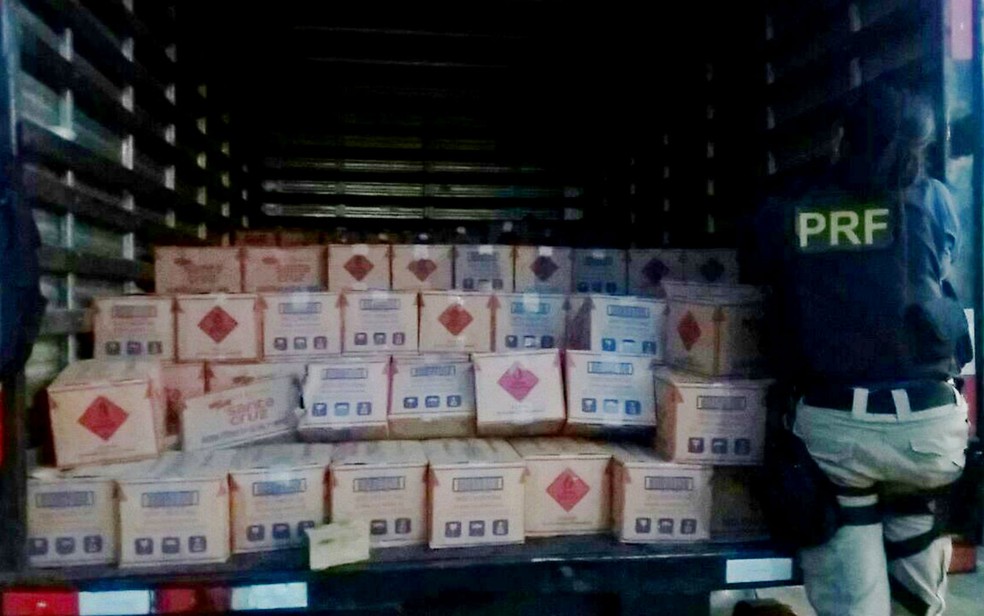 Adolescente foi apreendido após ser flagrado dirigindo caminhão em rodovia na Bahia (Foto: Divulgação/PRF)