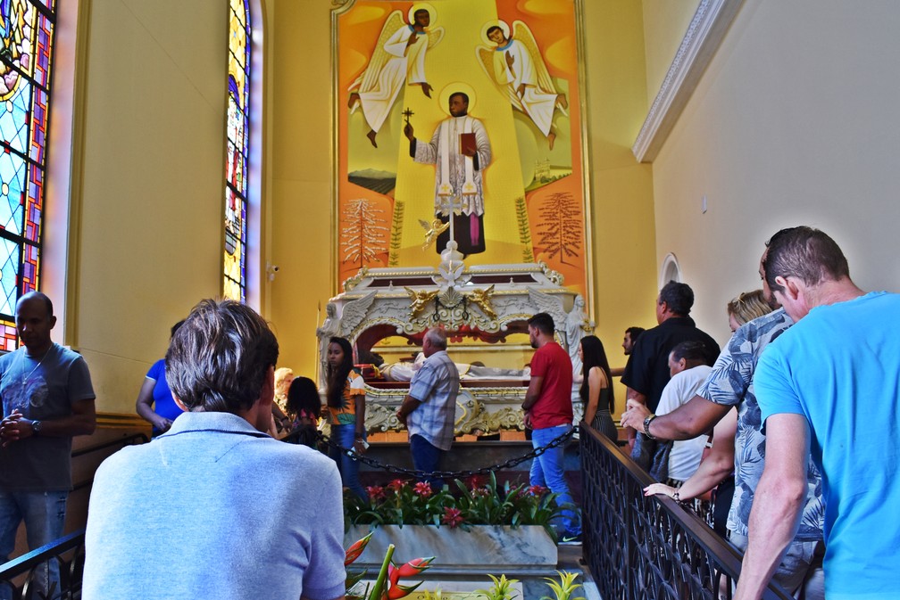 Fiéis visitam Padre Victor em igreja de Três Pontas (MG) — Foto: Fernanda Rodrigues/G1