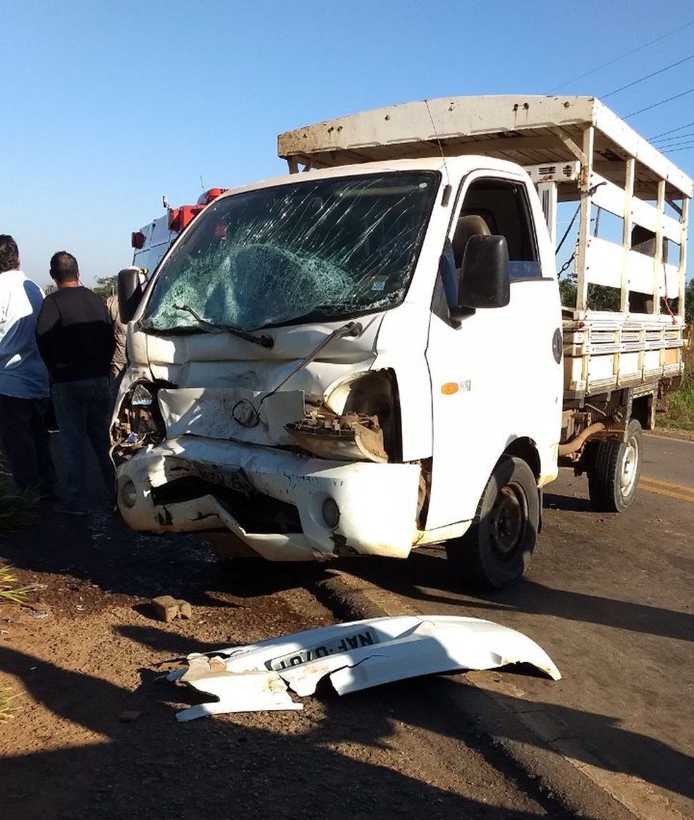 Caminhão ficou com a frente amassada após colisão nesta quinta (5) (Foto: Arquivo pessoal)