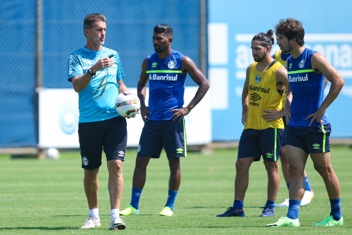 Segundo repórter, Grêmio prepara a saída de três meias do clube