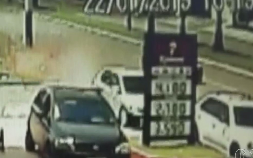 Câmeras mostram carro atingindo outros veículos em Aparecida de Goiânia, Goiás — Foto: Reprodução/TV Anhanguera