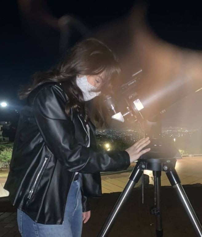 Laysa Peixoto Sena Lage durante observação astronômica  (Foto: Reprodução/Instagram/@astrolaysa)