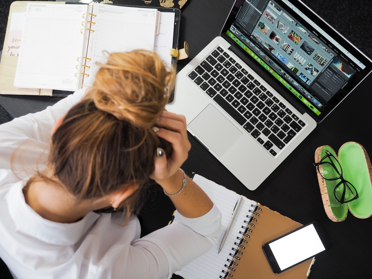 A dupla jornada de trabalho pode causar ansiedade e estresse em diversas mulheres, principalmente, em temos de isolamento social  (Foto: Pexels / energepic.com / CreativeCommons)