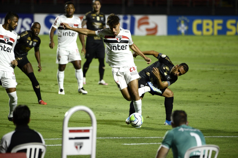 Pablo, Juanfran e Igor Gomes levam amarelo, e desfalcam São Paulo na próxima rodada do Brasileirão