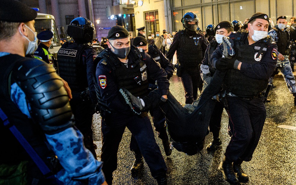 Policiais detêm participante de protesto em Moscou em 2020 — Foto: Dimitar Dilkoff/AFP 