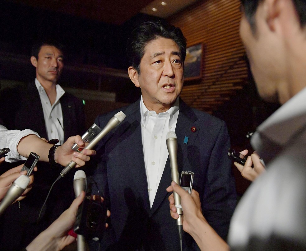Premiê japonês, Shinzo Abe, fala sobre novo lançamento de míssil norte-coreano nesta sexta-feira (28)  (Foto: Kyodo/ Reuters)