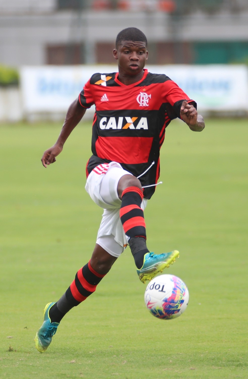 Lincoln ainda em ação pelo sub-17 do Flamengo (Foto: Gilvan de Souza / Flamengo)