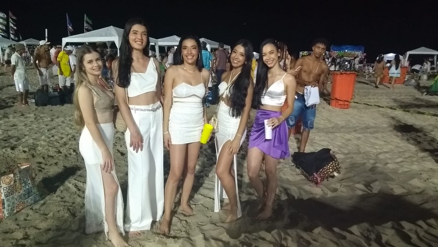 Amigas de Minas Gerais vestem 'sereia brilhante' como look da virada