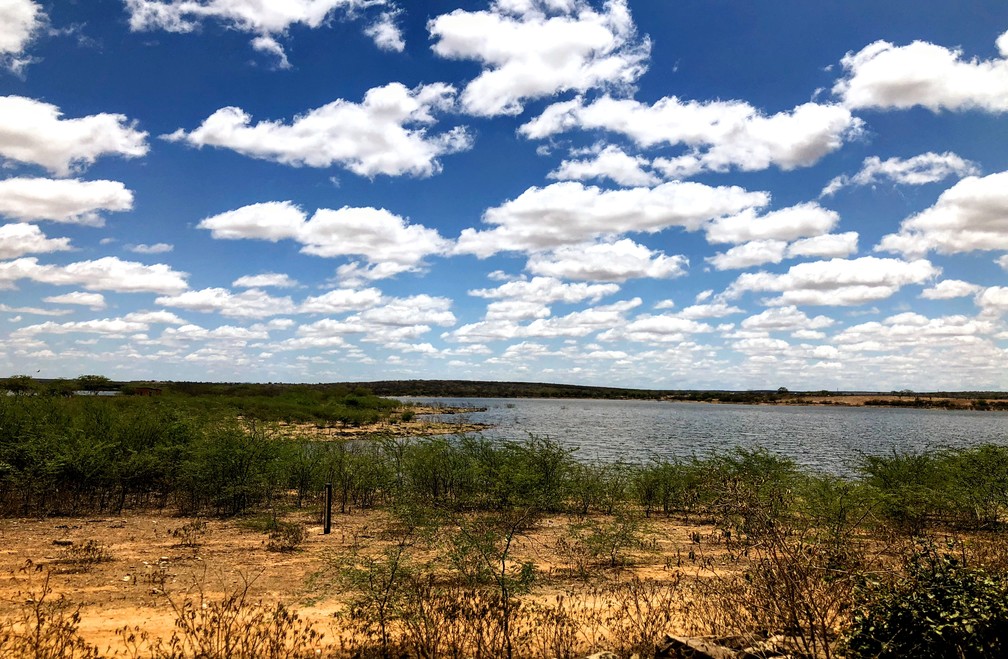Açude de Jaramataia, com capacidade para 19 bilhões de litros, está cada vez mais seco — Foto: Yasmin Pontual/TV Gazeta