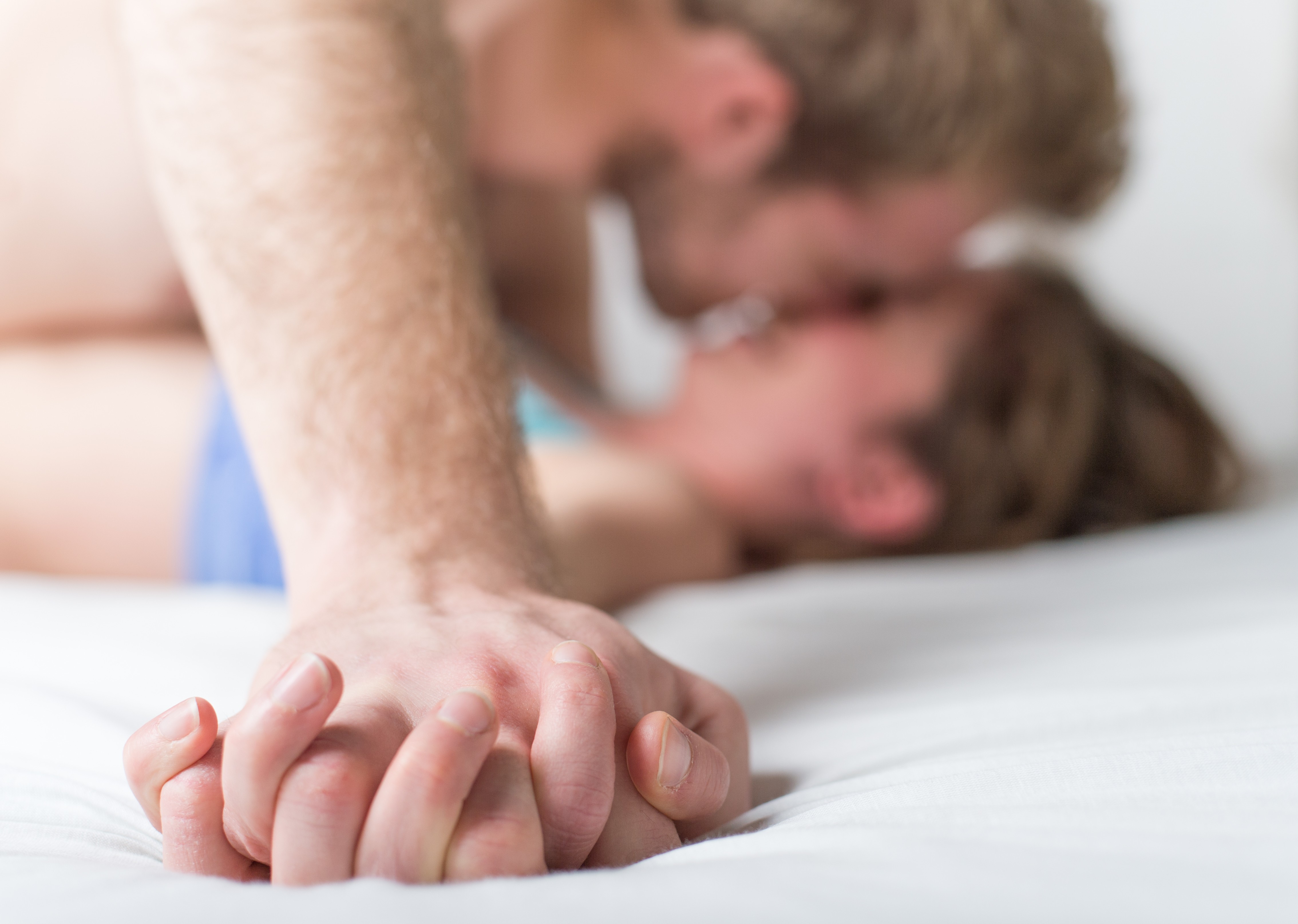 Brinquedos sexuais para as preliminares: casal desfocado se beijando  (Foto: Getty Images)